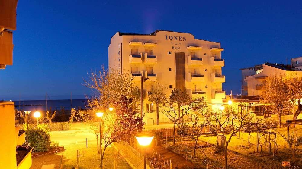 Hotel Iones Ріміні Екстер'єр фото